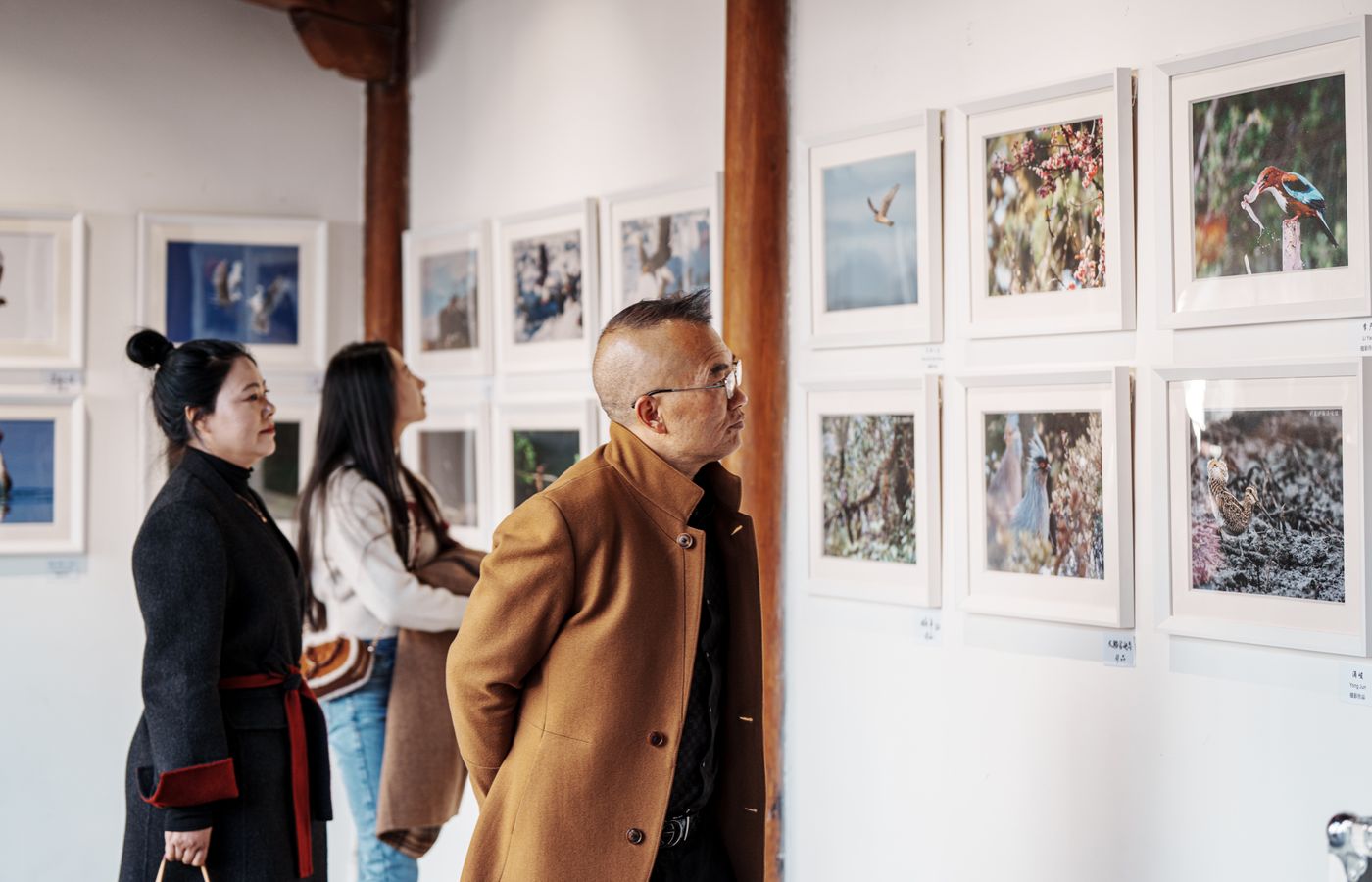 人们在艺术馆参观展览